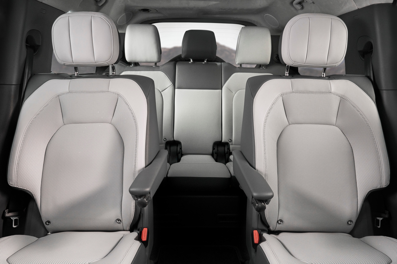 SMALL_DEF_130_V8_25MY_080524_01b_INTERIOR_CAPTAIN_CHAIRS